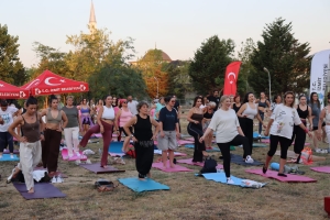 dogru-nefes-saglikli-yasam-izmitliler-yoga-etkinliginde-bulustu-bVkMXVDX.jpeg