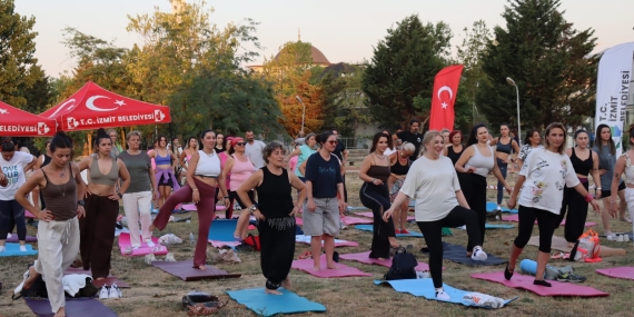 Doğru nefes, sağlıklı yaşam! İzmitliler yoga etkinliğinde buluştu