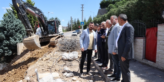 İzmit Belediyesi Huzur Sokak’ta istinat duvarı çalışmalarına aralıksız devam ediyor