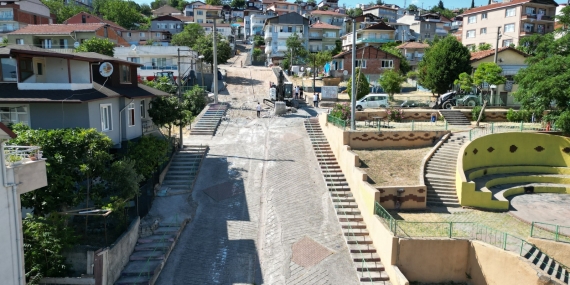 İzmit Belediyesi Neşe Sokakta eskiyen beton yolu yeniliyor
