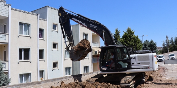 İzmit Belediyesi, Turgut’taki tehlikeli istinat duvarını yeniliyor