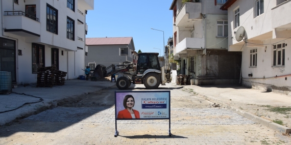İzmit Belediyesi, Yörükler Sokak’ta bozulan parke yolu yeniledi