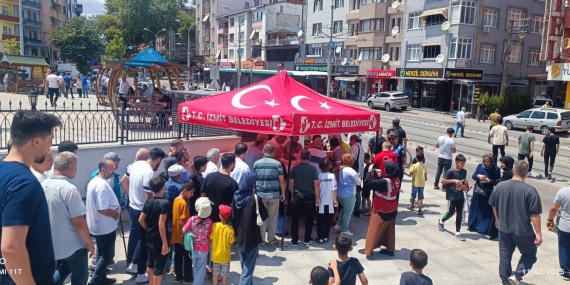 İzmit Belediyesi’nden gönülleri ısıtan aşure ikramı