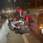kasksiz-kaza-yaptilar-yarali-surucu-baygin-kiz-arkadasinin-basindan-ayrilmadi-D8tDI5Pc.jpg
