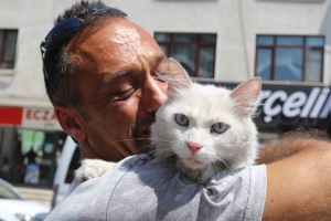 kayip-kedisine-gunler-sonra-kavustu-bu-kez-mutluluktan-agladi-hlJg8UOs.jpg