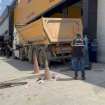 kaynak-sirasinda-damper-kapaginin-kapanmasi-ile-kafasi-ezilen-sofor-hayatini-kaybetti-977fpM3B.jpg