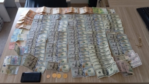 kocaelide-altin-ve-doviz-calan-sahis-izmirde-yakalandi-T1MMD85W.jpg