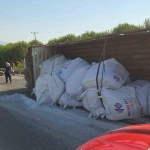plastik-hammadde-yuklu-kamyon-devrildi-4jbeK8M5.jpg