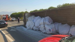 plastik-hammadde-yuklu-kamyon-devrildi-4jbeK8M5.jpg
