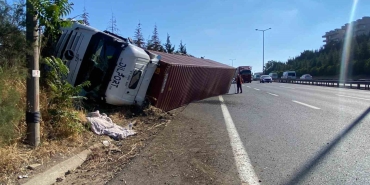 tem-otoyolunda-tir-devrildi-surucu-hafif-yaralandi-y66AgI5c.jpg