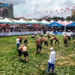 ATA SPORUNUN KALBİ ARNAVUTKÖY'DE ATTI: İSTANBUL'UN KIRKPINAR'I BİNLERCE GÜREŞ SEVERİ BULUŞTURDU İSTANBUL'UN KIRKPINAR'I OLARAK BİLİNEN ARNAVUTKÖY YAĞLI GÜREŞLERİNDE BİNLERCE SPORSEVER, PEHLİVANLARIN MÜCADELESİNİ İZLEDİ