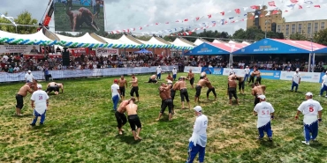 ATA SPORUNUN KALBİ ARNAVUTKÖY'DE ATTI: İSTANBUL'UN KIRKPINAR'I BİNLERCE GÜREŞ SEVERİ BULUŞTURDU İSTANBUL'UN KIRKPINAR'I OLARAK BİLİNEN ARNAVUTKÖY YAĞLI GÜREŞLERİNDE BİNLERCE SPORSEVER, PEHLİVANLARIN MÜCADELESİNİ İZLEDİ