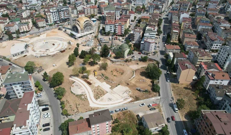 ÇAYIROVA KENT MEYDANI'NDA İNŞAAT ÇALIŞMALARI DEVAM EDİYOR