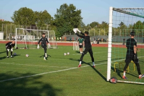 KOCAELİSPOR, FENERBAHÇE HAZIRLIKLARINI SÜRDÜRÜYOR CAN KELEŞ: "FENERBAHÇE MAÇINDA SAHADA SAVAŞACAĞIZ" ANFERNEE DİJKSTEEL: "HOCAM NEREDE OYNA DERSE ORADA OYNARIM"
