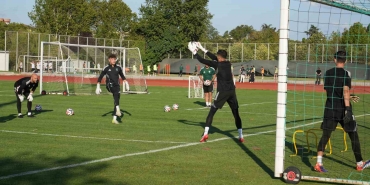 KOCAELİSPOR, FENERBAHÇE HAZIRLIKLARINI SÜRDÜRÜYOR CAN KELEŞ: "FENERBAHÇE MAÇINDA SAHADA SAVAŞACAĞIZ" ANFERNEE DİJKSTEEL: "HOCAM NEREDE OYNA DERSE ORADA OYNARIM"