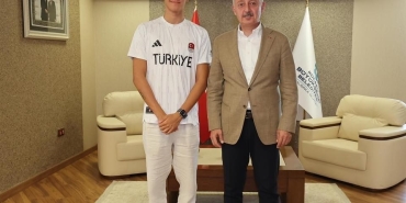 baskan-buyukakin-izmitli-sampiyonu-kutladi-FbQkMmHg.jpg