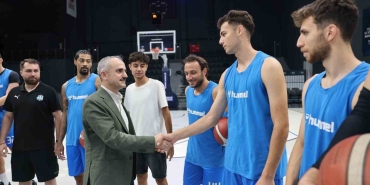 baskan-ciftciden-basketbol-takimina-sezon-oncesi-ziyaret-fPJbqvdH.jpg