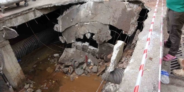 beton-zemin-coktu-hafriyat-kamyonu-icine-dustu-he67CtX9.jpg