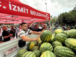 izmit-belediyesinden-hem-ureticiye-hem-vatandasa-destek-karpuzlar-tarladan-sofraya-Bad8gxEV.jpg