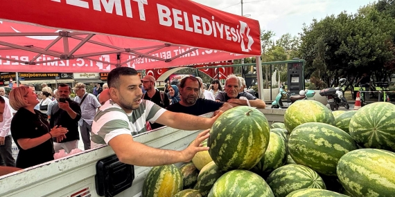 İzmit Belediyesinden hem üreticiye hem vatandaşa destek: Karpuzlar tarladan sofraya