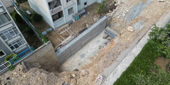 İzmit Belediyesinin Turgut Mahallesi’nde istinat duvarı yenileme çalışmaları devam ediyor