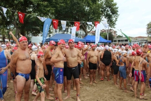 izmit-korfezinde-nefesler-tutuldu-343-kisi-ayni-anda-2-bin-600-metre-kulac-atti-l9M41BOj.jpg