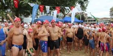 izmit-korfezinde-nefesler-tutuldu-343-kisi-ayni-anda-2-bin-600-metre-kulac-atti-l9M41BOj.jpg