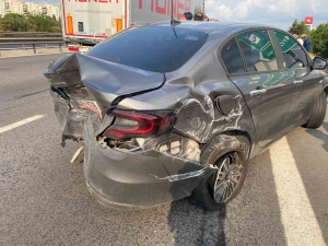 kocaeli-tem-otoyolunda-4-aracli-zincirleme-kaza-OrA1NxNf.jpg