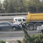 kocaelide-feci-kaza-motosiklet-surucusu-kamyonla-otomobil-arasina-sikisti-rMxpcZB7.jpg