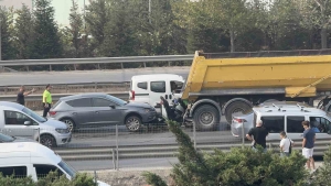 kocaelide-feci-kaza-motosiklet-surucusu-kamyonla-otomobil-arasina-sikisti-rMxpcZB7.jpg