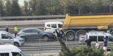 kocaelide-feci-kaza-motosiklet-surucusu-kamyonla-otomobil-arasina-sikisti-rMxpcZB7.jpg