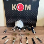 kocaelide-kacak-silah-ve-uyusturucu-operasyonu-7-gozalti-8VsQ8y2F.jpg