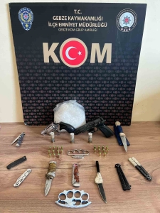 kocaelide-kacak-silah-ve-uyusturucu-operasyonu-7-gozalti-8VsQ8y2F.jpg