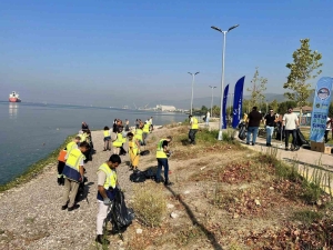 korfezde-kiyi-temizligi-yarim-saatte-70-kilo-atik-toplandi-pnbzdkGu.jpg