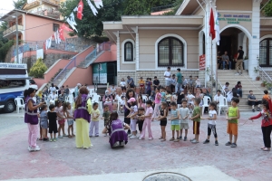 mahallelerde-geleneksel-cocuk-senligi-binlerce-cocugu-bulusturdu-GZYsYeYP.jpeg