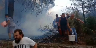 mahalleli-birlik-oldu-orman-yanginina-kovalarla-mudahale-etti-ZpOq48yW.jpg