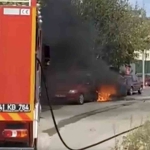 park-halindeki-iki-otomobil-alev-alev-yandi-rAqDv1Sb.jpg