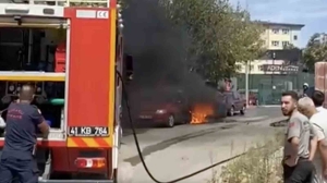 park-halindeki-iki-otomobil-alev-alev-yandi-rAqDv1Sb.jpg