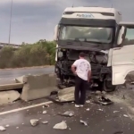seyir-halindeki-tir-beton-bariyere-carpti-Z42j9ivt.jpg