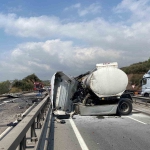 tanker-bariyerlere-girip-makasladi-ardindan-alev-aldi-G465uLWH.jpg