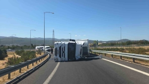 tir-devrildi-otoyol-kavsagi-kapandi-dxqQOTEC.jpg