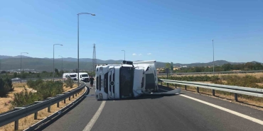 tir-devrildi-otoyol-kavsagi-kapandi-dxqQOTEC.jpg