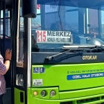 yolcuyu-demir-sopa-aile-kovaladigi-iddia-edilen-otobus-soforu-polis-gelince-bicagini-boynuna-dayadi-XkX1v6h2.jpg