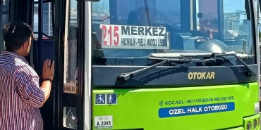 yolcuyu-demir-sopa-aile-kovaladigi-iddia-edilen-otobus-soforu-polis-gelince-bicagini-boynuna-dayadi-XkX1v6h2.jpg