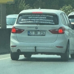 arabasinin-arkasina-yazdigi-yaziyi-goren-donup-bir-daha-bakiyor-95K7b9Hg.jpg