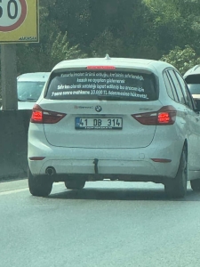arabasinin-arkasina-yazdigi-yaziyi-goren-donup-bir-daha-bakiyor-95K7b9Hg.jpg