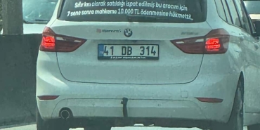 arabasinin-arkasina-yazdigi-yaziyi-goren-donup-bir-daha-bakiyor-95K7b9Hg.jpg