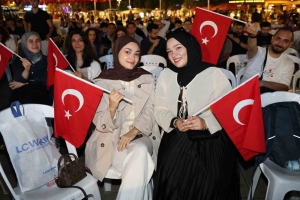 ay-yildizli-cosku-meydana-sigmadi-3kmENwTd.jpg