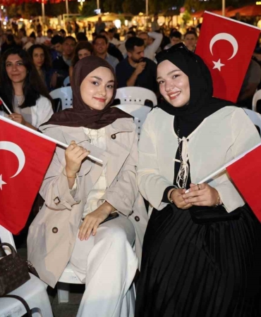 ay-yildizli-cosku-meydana-sigmadi-3kmENwTd.jpg