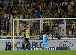 fenerbahce-evinde-ilk-puanini-kaybetti-wIKH5Vrk.jpg